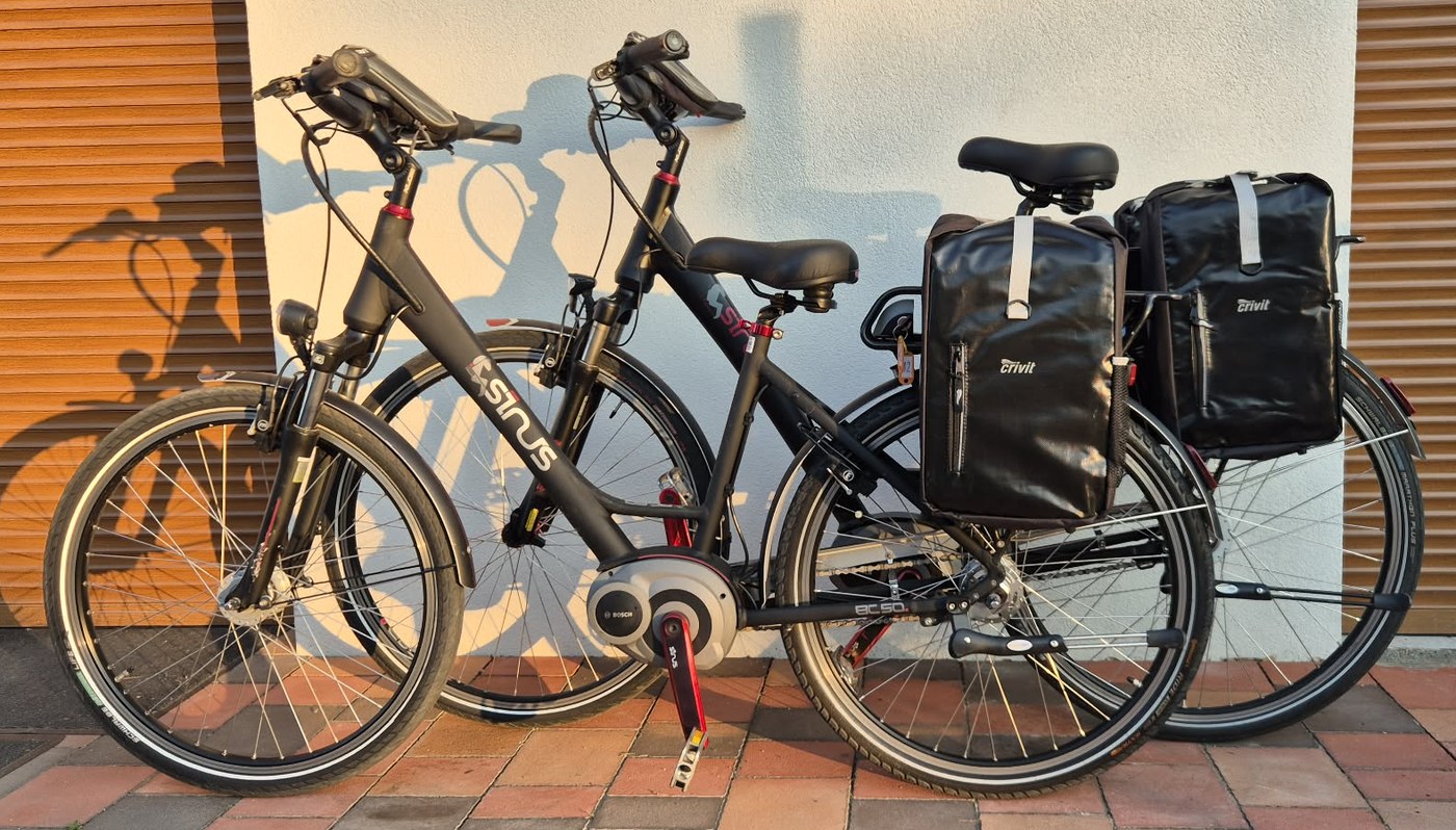 Alacsony vázas E-bike modellek a Bike Siófok kínálatából, túratáskákkal felszerelve