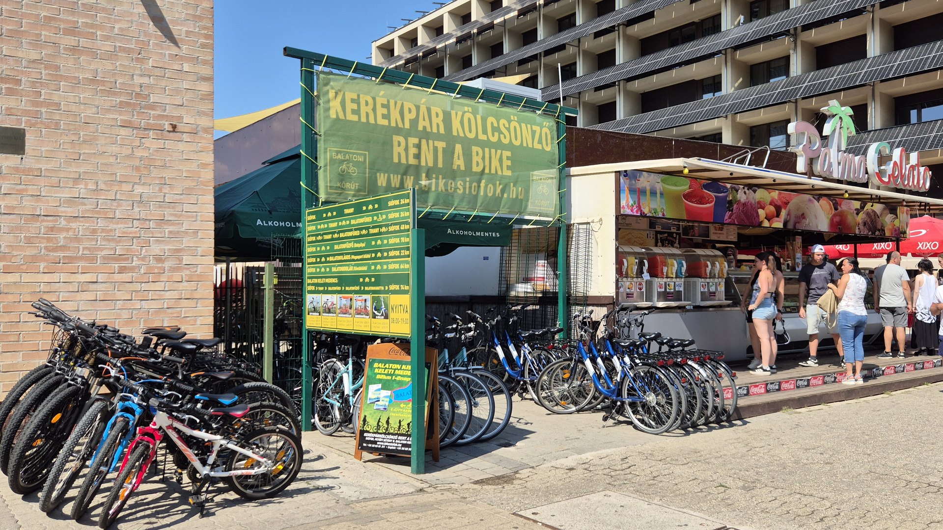 A Bike Siófok kerékpárkölcsönző üzlete Siófokon, kölcsönözhető kerékpárokkal