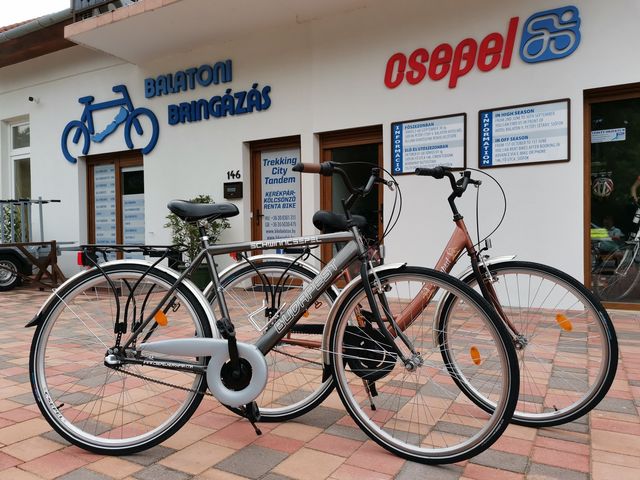 Bike Siófok kölcsönzött kerékpárjai egymás mellett